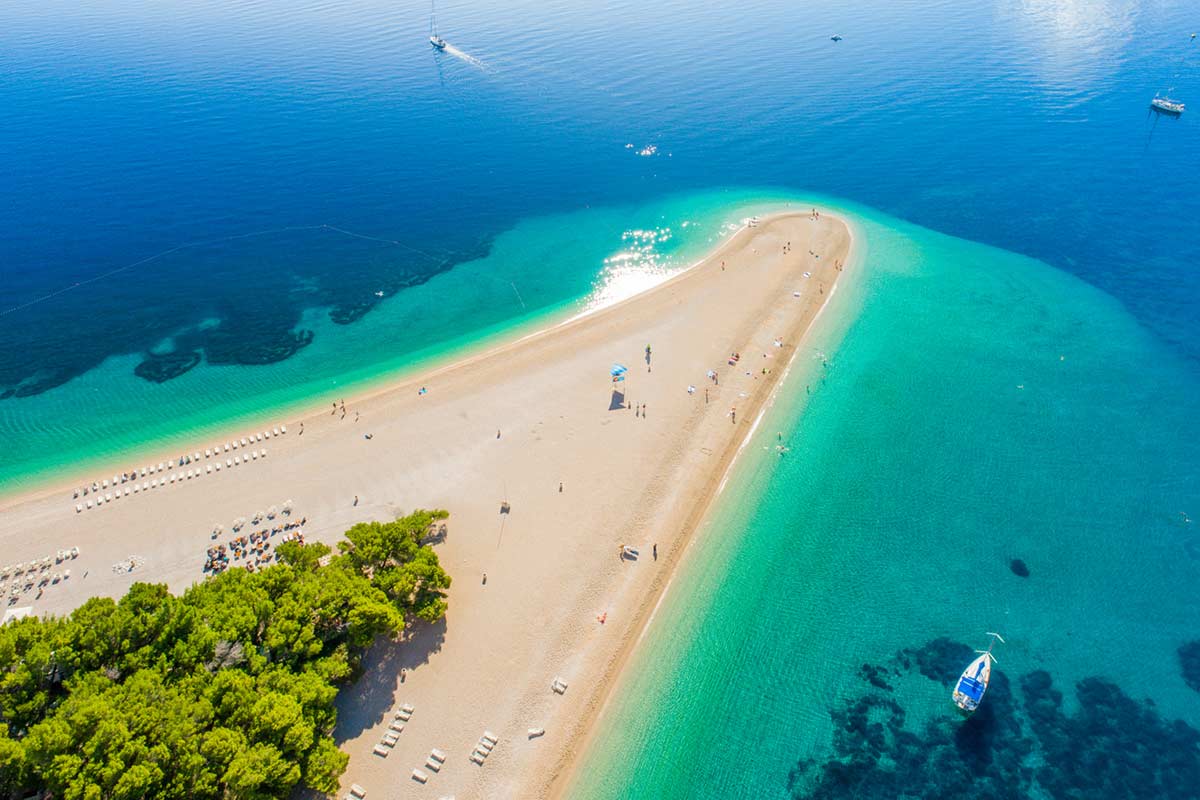 Zalig strand: Zlatni Rat bij Bol op het eiland Brač in Kroatie.